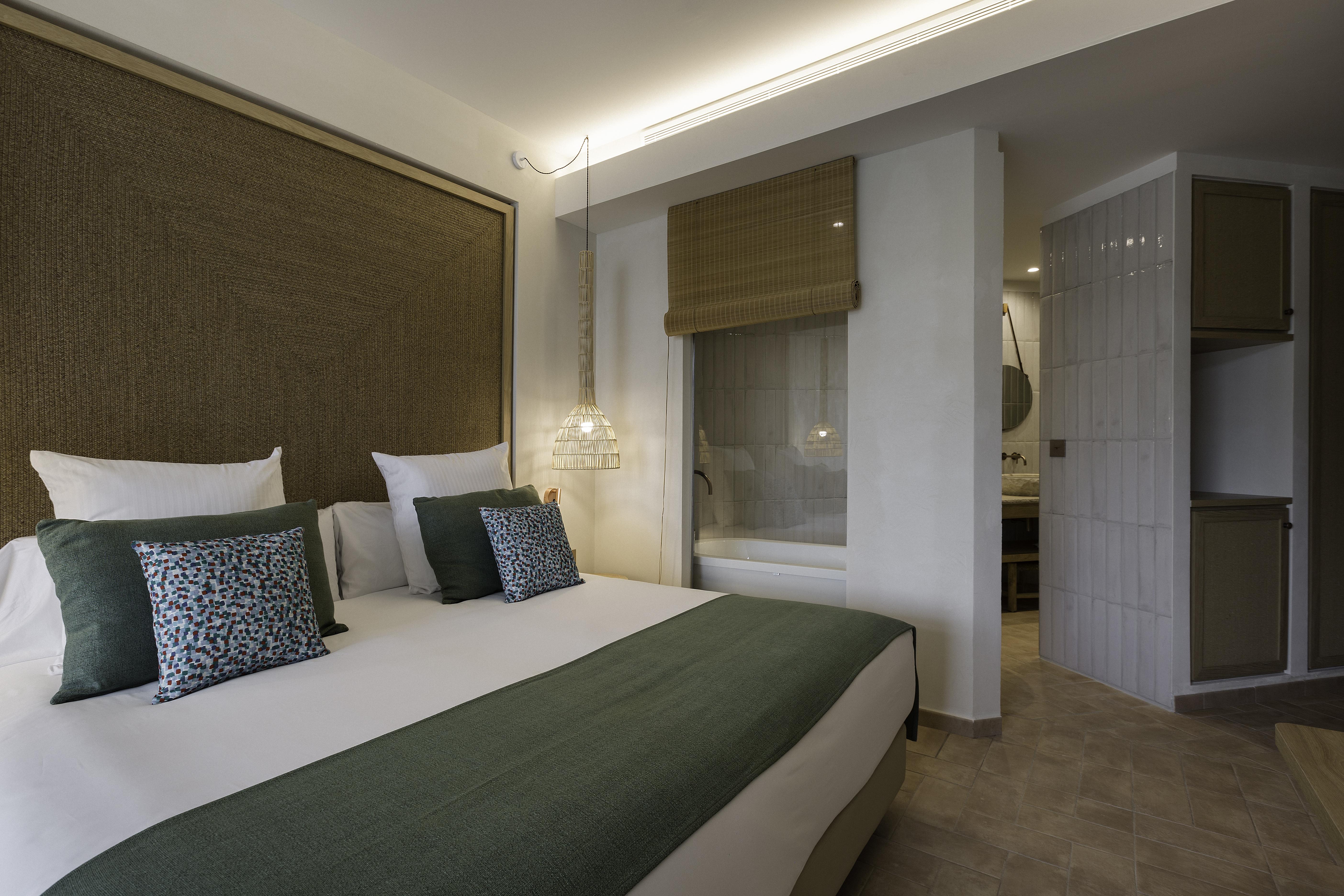 Cala San Miguel Ibiza Resort, Adults Only, Curio Collection By Hilton Port de Sant Miguel Luaran gambar A room at the hotel