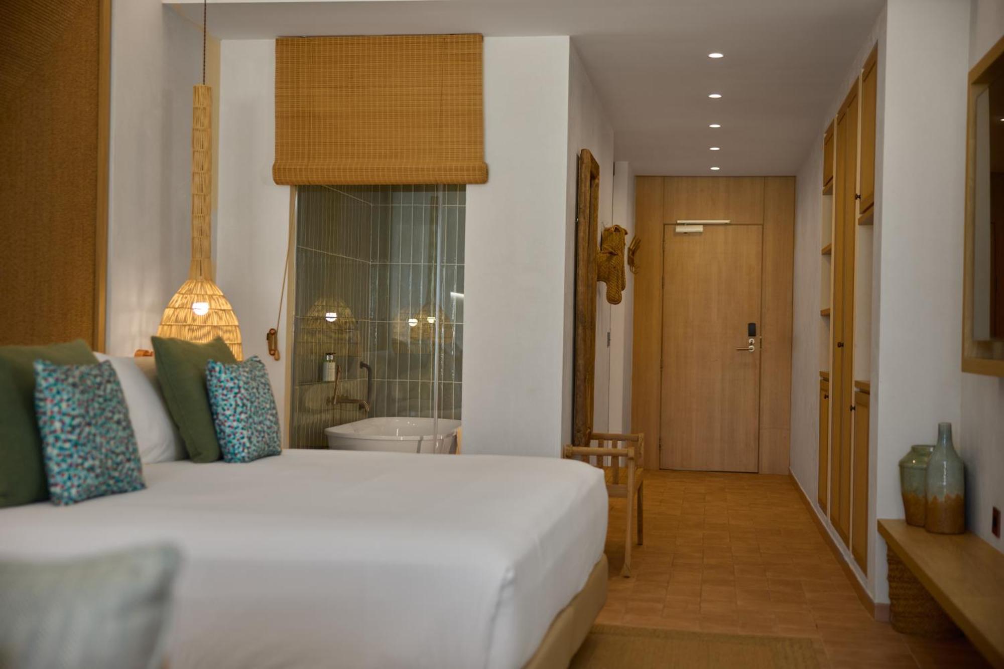 Cala San Miguel Ibiza Resort, Adults Only, Curio Collection By Hilton Port de Sant Miguel Luaran gambar A room at the hotel