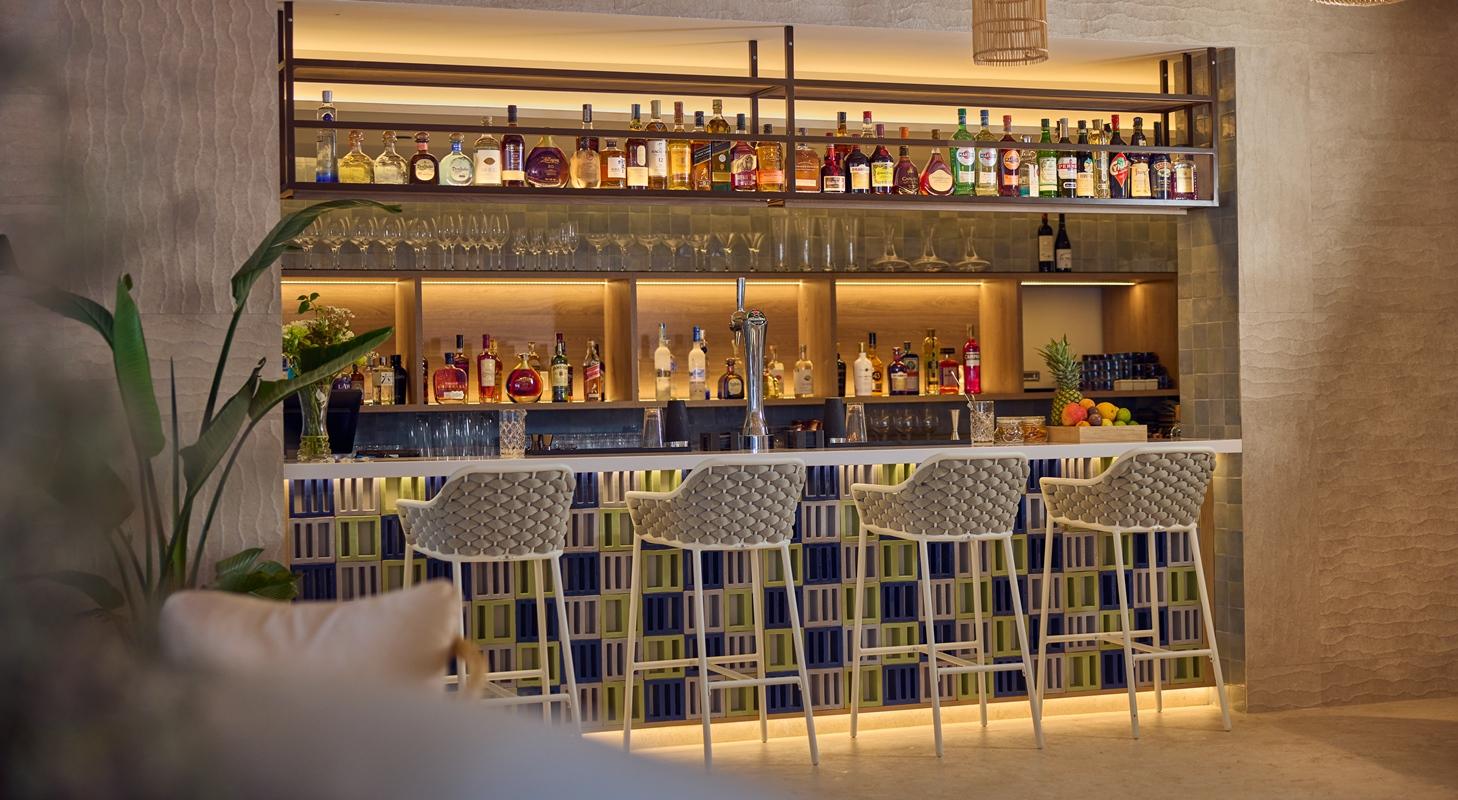 Cala San Miguel Ibiza Resort, Adults Only, Curio Collection By Hilton Port de Sant Miguel Luaran gambar The bar at the hotel